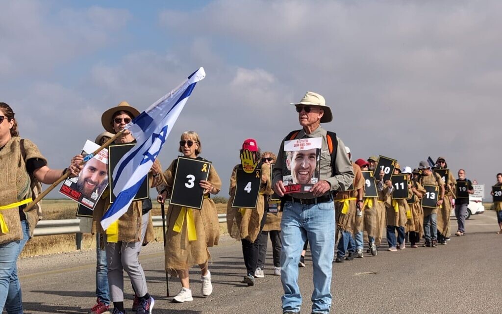 Des manifestants défilent près du kibboutz Urim, dans le sud d'Israël, pour demander la libération des otages détenus par des groupes terroristes à Gaza depuis le 7 octobre. (Crédit : Tanya Zion-Waldocks)