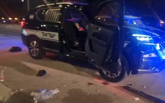 La scène d'un attentat à la voiture-bélier, à Kochav Yaïr, à l'aube du 3 avril 2024. (Crédit : Capture d'écran vidéo ; utilisée conformément à la clause 27a de la loi sur les droits d'auteur)