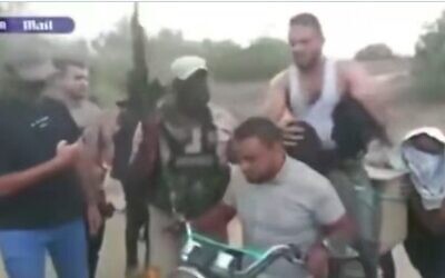 Noa Argamani enlevée et emmenée dans la bande de Gaza, le 7 octobre 2023. (Capture d'écran : X)