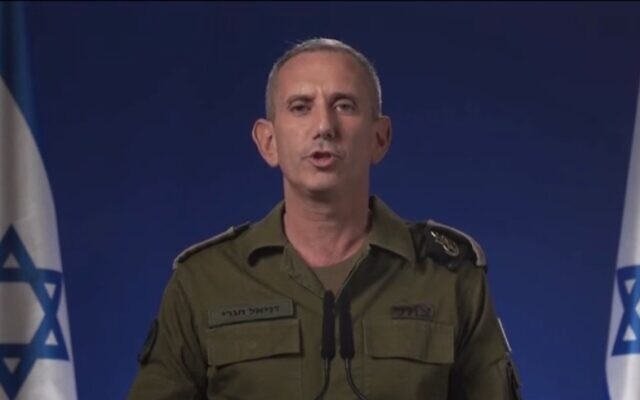 Le porte-parole de l'armée, Daniel Hagari, donnant une conférence de presse, le 13 avril 2024. (Crédit : Capture d'écran)