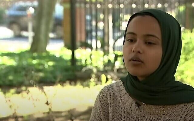 L'étudiante de l'USC Asna Tabassum au micro d'ABC News, le 16 avril 024. (Capture d'écran)