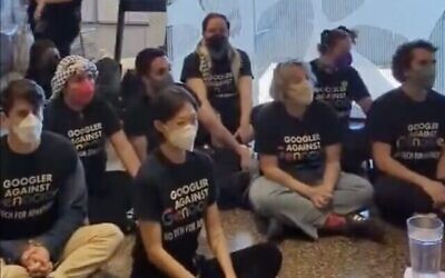 Des employés de Google organisent un sit-in contre Israël dans les bureaux de la société, le 16 avril 2024. (X capture d’écran vidéo; Utilisé conformément à l’article 27a de la loi sur les droits d’auteur)
