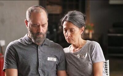 Jon Polin (à gauche) et Rachel Goldberg-Polin, les parents de l'otage Hersh Goldberg-Polin, devant les caméras de la Douzième chaine, le 25 avril 2024. (Capture d'écran du canal 12 : utilisée conformément à l'article 27a de la loi sur les droits d'auteur)