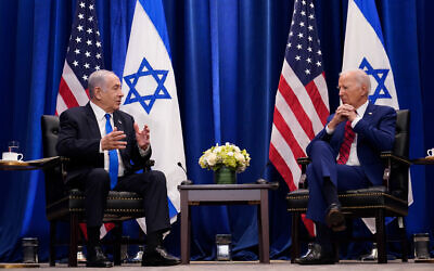 Le président américain Joe Biden, à droite, rencontrant le Premier ministre israélien Benjamin Netanyahu, à New York, le 20 septembre 2023 (Crédit : Susan Walsh/AP Photo)