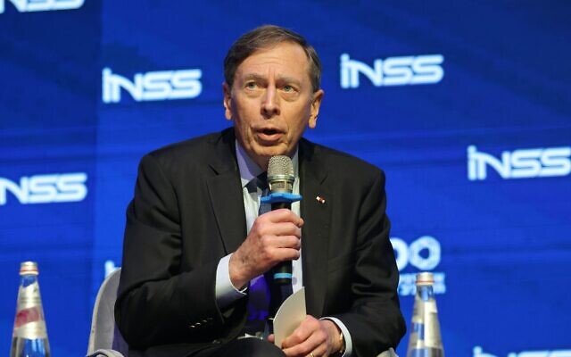 Le général américain à la retraite David H. Petraeus s'exprime lors de la conférence de l'INSS à Tel Aviv, le 7 mars 2024. (Crédit : Ronen Topelberg/INSS)