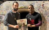 Le représentante démocrate de New York Ritchie Torres rencontrant des membres de familles d'otages du Hamas, à Tel Aviv, le 31 mars 2024. (Crédit : Forum des familles des otages et disparus)