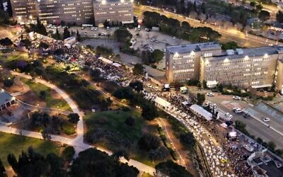Des manifestants affluant dans les rues autour de la Knesset lors de la deuxième soirée d'une manifestation anti-gouvernement de quatre jours, à Jérusalem, le 1er avril 2024. (Crédit : Mouvement de protestation pro-démocratie)