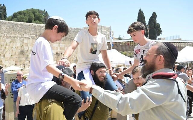 Des enfants des soldats de l'armée israélienne tombés au combat célébrant leur bar mitzvah, au mur Occidental lors d'une célébration collective, le 4 avril 2024. (Crédit : Kobi Koenkas/Organisation des veuves et orphelins de Tsahal)