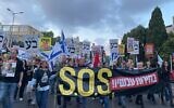 Des manifestants défilant pour réclamer des élections législatives anticipées, à Haïfa, le 6 avril 2024. (Crédit : Eilat Markovitch/Mouvement de protestation pour la démocratie)
