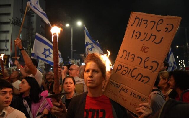 Une manifestante tenant une pancarte sur laquelle on peut lire "La survie de Netanyahu ou la survie des otages" lors d'une manifestation appelant à des élections législatives anticipées et à la libération des otages de Gaza, à TelAviv, le 6 avril 2024. (Lior Segev/Mouvement de protestation pour la démocratie)