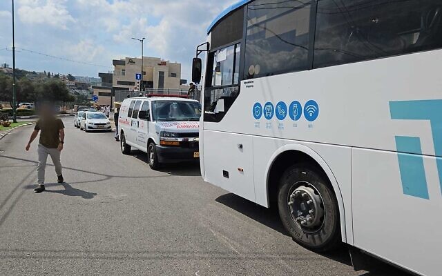 La scène d'un attentat sur la Route 55 en Cisjordanie, au cours duquel deux personnes ont été blessées, le 7 avril 2024. (Crédit : Magen David Adom)