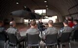 Le ministre de la Défense Yoav Gallant s'entretient avec des pilotes de chasse sur la base aérienne de Tel Nof, le 18 avril 2024. (Crédit : Shachar Yurman/Ministère de la Défense)