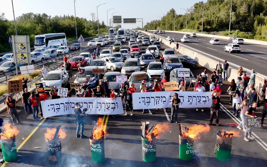 La Route 1 Tel Aviv-Jérusalem bloquée par les familles des otages et d'autres sympathisants appelant à la libération des otages et à "brûler" les péchés du gouvernement - abandon, négligence, corruption, mépris de la vie humaine, fraude, intérêts politiques, indifférence, le 19 avril 2024. (Crédit : Amir Terkel/Mouvement de protestation pour la démocratie)