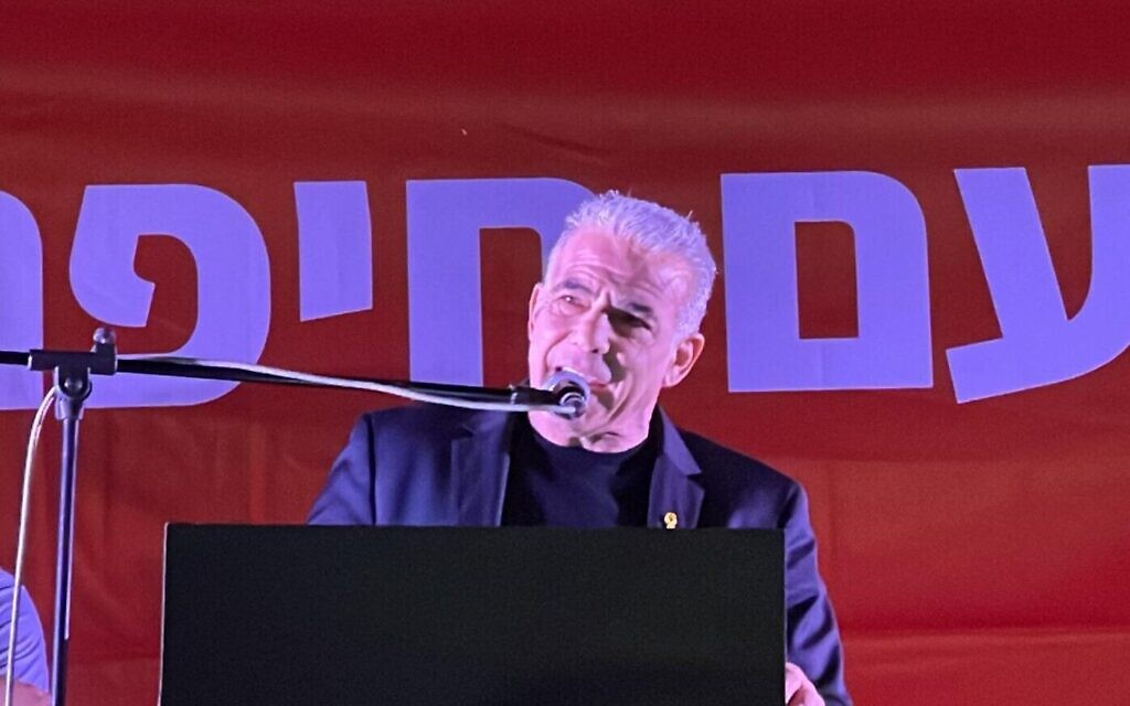 Le chef de l'opposition Yaïr Lapid s'exprimant lors d'une manifestation appelant à des élections législatives anticipées, à Haïfa, le 20 avril 2024. (Crédit : Eilat Markovitch)