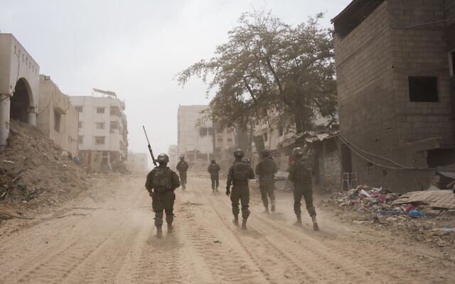 Des soldats de Tsahal opèrent dans la bande de Gaza sur cette photo non datée publiée le 2 avril 2024. (Crédit : armée israélienne)