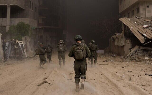 Des soldats de Tsahal opèrent dans la bande de Gaza sur cette photo non datée publiée le 2 avril 2024. (Crédit : armée israélienne) Des soldats de Tsahal opèrent dans la bande de Gaza sur cette photo non datée publiée le 2 avril 2024. (Crédit : armée israélienne)