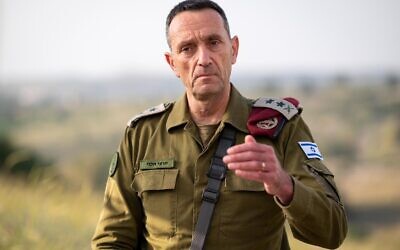 Le chef d'état-major de l’armée israélienne, Herzi Halevi, s'adressant à la presse depuis une base militaire dans le centre d'Israël, le 7 avril 2024. (Crédit : Armée israélienne)