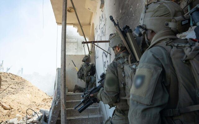 Des soldats de l'armée israélienne opérant dans la bande de Gaza, sur une photo non datée, autorisée à la publication le 9 avril 2024. (Crédit : Armée israélienne)