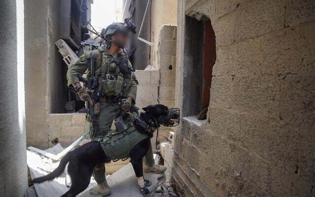 Des soldats de l'armée israélienne opérant dans la bande de Gaza, sur une photo non datée, autorisée à la publication le 9 avril 2024. (Crédit : Armée israélienne)