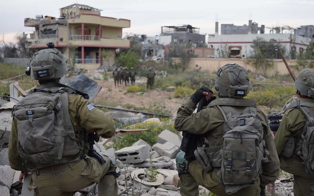 Des troupes de l'armée israélienne opérant dans le quartier de Shejaiya, à Gaza, sur une image publiée le 11 avril 2024. (Crédit : Armée israélienne)