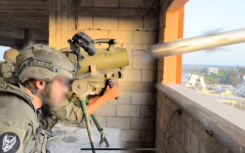 Des troupes de Tsahal opèrent à Gaza, dans une image publiée le 12 avril 2024. (Crédit : armée israélienne)