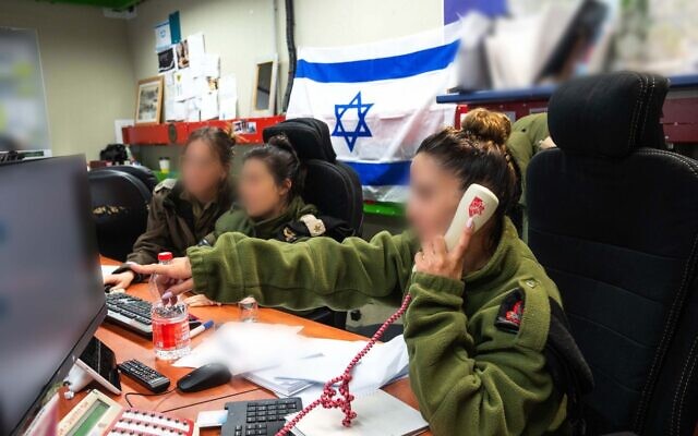 Des soldates israéliennes effectuant un exercice informatique, au Commandement du Nord de l'armée israélienne, sur une image publiée le 16 avril 2024. (Crédit : Armée israélienne)