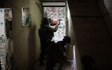Des soldats de Tsahal démolissent la maison d’un terroriste palestinien dans la ville de Bani Naim, en Cisjordanie, le 17 avril 2024. (Forces de défense israéliennes)