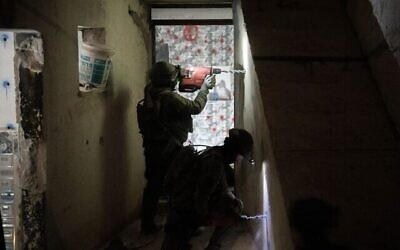 Des soldats de Tsahal démolissent la maison d’un terroriste palestinien dans la ville de Bani Naim, en Cisjordanie, le 17 avril 2024. (Forces de défense israéliennes)