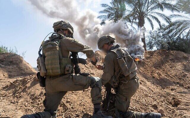 Des troupes opèrent dans la bande de Gaza dans publiée le 19 avril 2024. (Crédit : armée israélienne)
