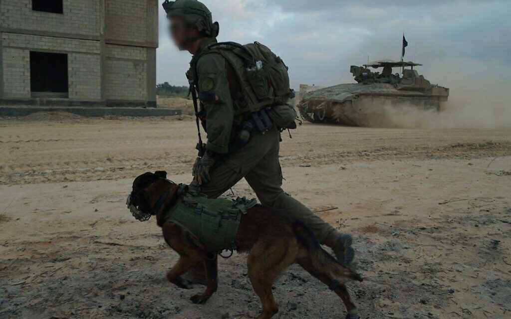 Un soldat de l'armée israélienne opérant à Gaza alors que celle-ci déclare rester en état d'alerte à l'approche de Pessah, le 22 avril 2024. (Crédit : Armée israélienne)