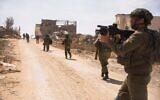 Les troupes de l'armée israélienne en opération dans le corridor central de Gaza, sur une image publiée le 28 avril 2024. (Crédit : Armée israélienne)