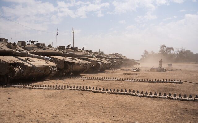 Des troupes effectuant des travaux de maintenance sur des chars dans le sud d'Israël, sur une photo publiée le 30 avril 2024. (Crédit : Armée israélienne) Des troupes effectuant des travaux de maintenance sur des chars dans le sud d'Israël, sur une photo publiée le 30 avril 2024. (Crédit : Armée israélienne)