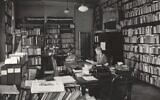 Madame Walter, une employée, à la Wiener Holocaust Library en 1952. (Crédit : Wiener Holocaust Library)