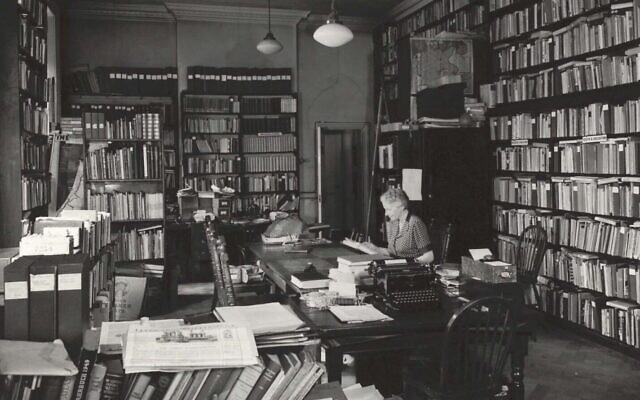 Madame Walter, une employée, à la Wiener Holocaust Library en 1952. (Crédit : Wiener Holocaust Library)