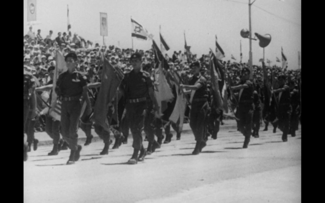 Des images d'archives en noir et blanc de 1961 provenant de la collection de la Cinémathèque de Jérusalem seront projetées au cinéma d'art et d'essai le 14 mai 2024 à l'occasion de la fête de Yom HaAtsmaout. (Crédit : Autorisation)