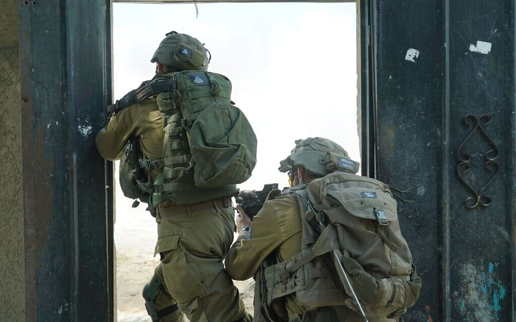 Des troupes de l’armée israélienne opérant dans la bande de Gaza, sur une photo non datée publiée le 20 avril 2024. (Crédit : Armée israélienne)