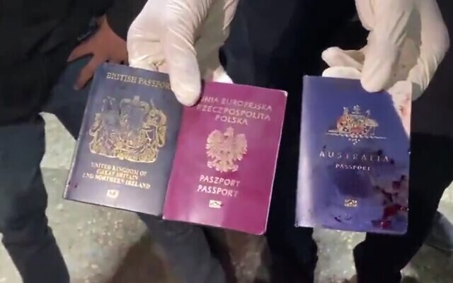 Un homme brandit les passeports tachés de sang de trois travailleurs humanitaires étrangers tués lors d'une attaque israélienne présumée à Gaza dans la nuit du 1er avril 2024. (Capture d'écran X)