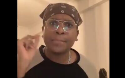 Khymani James, l'un des leaders des manifestations anti-Israël à l'Université de Columbia, dans une vidéo datant de janvier 2024 dans laquelle il déclare que "les sionistes ne méritent pas de vivre". (Crédit : Capture d'écran vidéo)