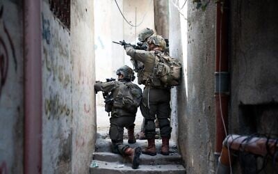 Les troupes de l'armée israélienne opérant dans le camp de réfugiés de Nur Shams, en Cisjordanie, sur une image publiée le 20 avril 2024.  (Crédit : Armée israélienne)