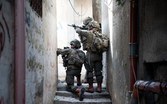 Les troupes de l'armée israélienne opérant dans le camp de réfugiés de Nur Shams, en Cisjordanie, sur une image publiée le 20 avril 2024.  (Crédit : Armée israélienne)