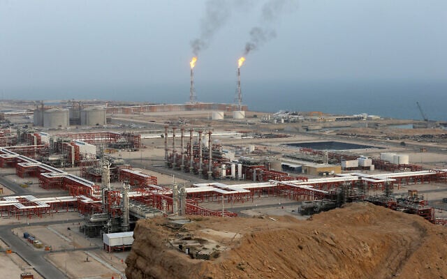 Une raffinerie de gaz fossile sur le champ gazier de South Pars, sur la côte nord du golfe Persique, à Asaluyeh, en Iran, le 16 mars 2019. (Crédit : Vahid Salemi/AP) Une raffinerie de gaz fossile sur le champ gazier de South Pars, sur la côte nord du golfe Persique, à Asaluyeh, en Iran, le 16 mars 2019. (Crédit : Vahid Salemi/AP)