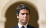 Le Premier ministre français Gabriel Attal assiste à une cérémonie d’hommage national à l’amiral français Philippe de Gaulle, fils du général de Gaulle, à l'Hôtel des Invalides, à Paris, le 20 mars 2024. (Crédit : Ludovic Marin, Pool via AP)