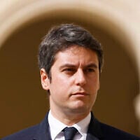 Le Premier ministre français Gabriel Attal assiste à une cérémonie d’hommage national à l’amiral français Philippe de Gaulle, fils du général de Gaulle, à l'Hôtel des Invalides, à Paris, le 20 mars 2024. (Crédit : Ludovic Marin, Pool via AP)