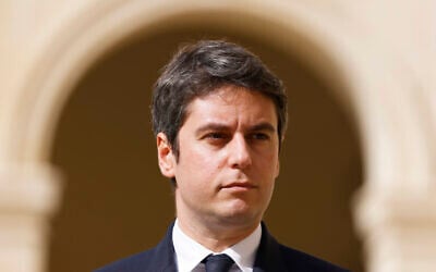 Le Premier ministre français Gabriel Attal assistant à une cérémonie d’hommage national à l’amiral français Philippe de Gaulle, fils du général de Gaulle, à l'Hôtel des Invalides, à Paris, le 20 mars 2024. (Crédit : Ludovic Marin/Pool via AP)