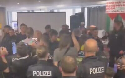 Capture d'écran d'une vidéo circulant sur les réseaux sociaux montrant la police interrompre un événement pro-palestinien, inquiète d'éventuels discours de haine, le 12 avril 2024. (Capture d'écran : Used in accordance with Clause 27a of the Copyright Law)