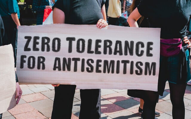 Illustration : La phrase "Zéro tolérance pour l'antisémitisme", écrite sur un carton lors d'un rassemblement. (Crédit : Andrii Koval/iStock)