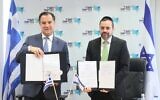Le ministre israélien de la Santé Uriel Buso (à droite) et son homologue grec Adonis Georgiadis signant un accord de coopération médicale, à Jérusalem, le 8 avril 2024. (Crédit : Miri Shimonovitz/GPO)