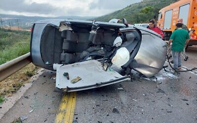 Un véhicule impliqué dans un accident près de la jonction de Tapuah, en Cisjordanie, le 10 avril 2024. (Credit : Service d'incendie et de secours)