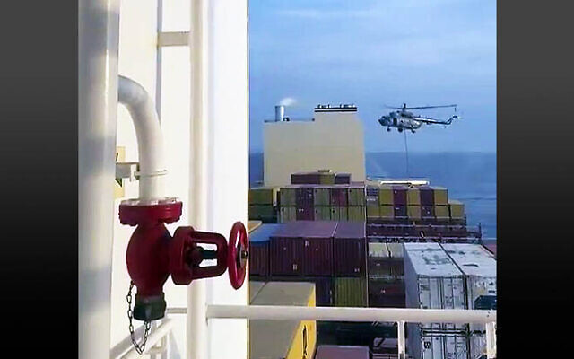 Des éléments du Corps des Gardiens de la Révolution islamique (CGRI) descendant en rappel sur un porte-conteneurs, le MSC Aries, près du détroit d'Ormuz, sur une image extraite d'une vidéo publiée sur les réseaux sociaux le 13 avril 2024. (Crédit : Capture d'écran vidéo) Des éléments du Corps des Gardiens de la Révolution islamique (CGRI) descendant en rappel sur un porte-conteneurs, le MSC Aries, près du détroit d'Ormuz, sur une image extraite d'une vidéo publiée sur les réseaux sociaux le 13 avril 2024. (Crédit : Capture d'écran vidéo)