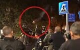 Extrait d'une vidéo montrant apparemment une torche lancée par un manifestant en direction d'un policier de la garde montée lors d'une manifestation, à Jérusalem, le 3 avril 2024. (Crédit : Capture d'écran/Police israélienne)